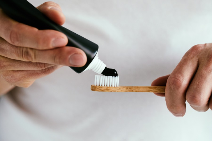 Dentifrice au charbon : est-ce bon pour la santé bucco-dentaire ?