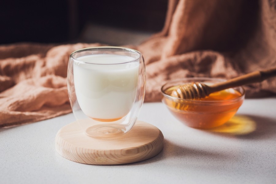 Les bienfaits du lait au miel sur la santé et le bien-être