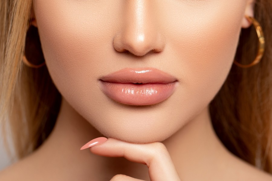 Quels sont les conseils de maquillage pour mettre en valeur des lèvres fines ?