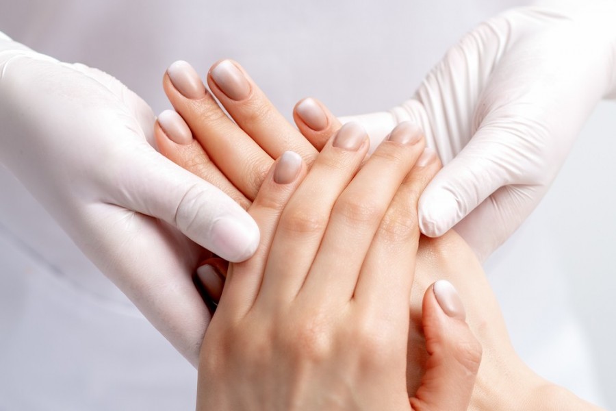 Quels sont les effets bénéfiques du massage des mains chez les personnes âgées ?