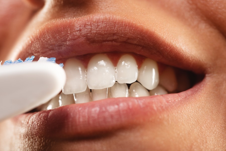 Utiliser de l'eau oxygénée sur les dents : est-ce dangereux ?